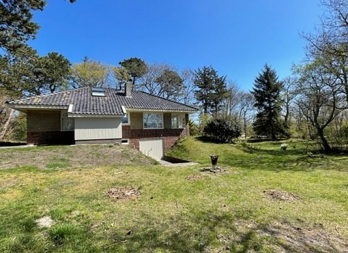 Duenenhaus-Ferienhaus in Midsland Noord, Terschelling, umgeben von gruener Natur und Blumen fuer einen entspannten Aufenthalt auf den Watteninseln.