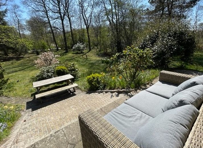 Duenenhaus-Ferienhaus in Midsland Noord, Terschelling, umgeben von gruener Natur und Blumen fuer einen entspannten Aufenthalt auf den Watteninseln.
