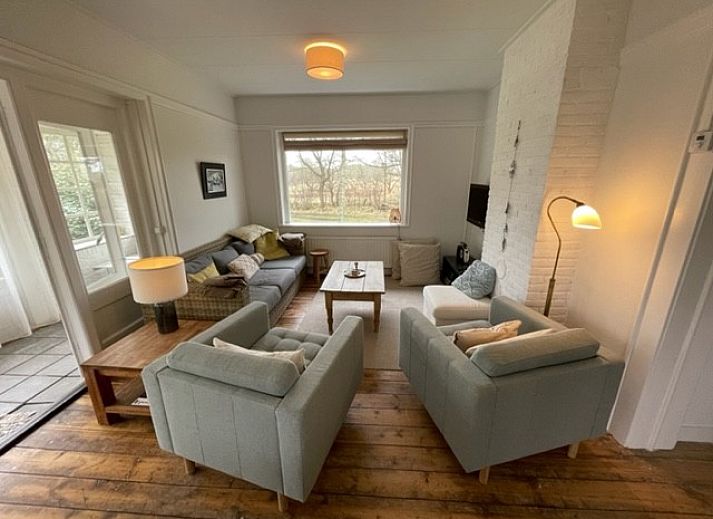 Duenenhaus-Ferienhaus in Midsland Noord, Terschelling, umgeben von gruener Natur und Blumen fuer einen entspannten Aufenthalt auf den Watteninseln.