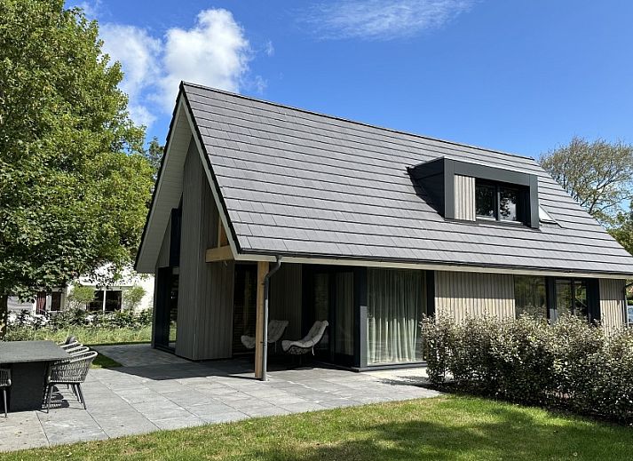Gemuetliches Wohnzimmer des Ferienhauses Schavuit, Midsland Noord, Terschelling mit bequemen Sitzgelegenheiten.