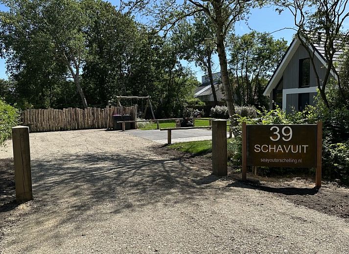 Gemuetliches Wohnzimmer des Ferienhauses Schavuit, Midsland Noord, Terschelling mit bequemen Sitzgelegenheiten.
