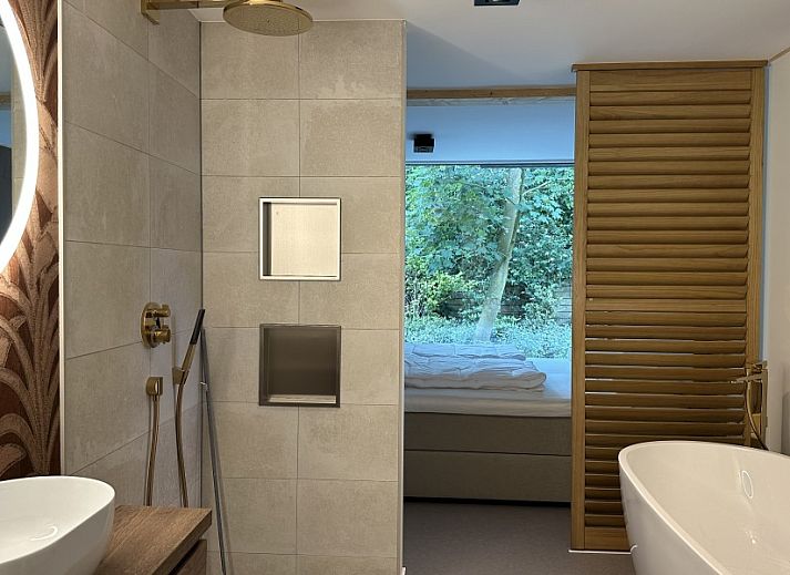 Gemuetliches Wohnzimmer des Ferienhauses Schavuit, Midsland Noord, Terschelling mit bequemen Sitzgelegenheiten.