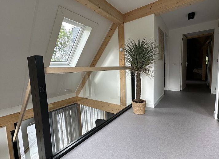 Gemuetliches Wohnzimmer des Ferienhauses Schavuit, Midsland Noord, Terschelling mit bequemen Sitzgelegenheiten.