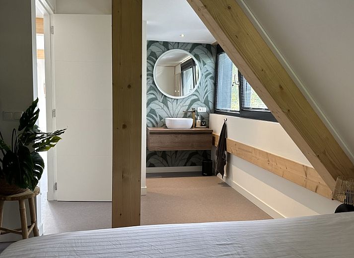 Stilvolles Esszimmer im Ferienhaus Schavuit, Midsland Noord, Terschelling mit viel natuerlichem Licht.