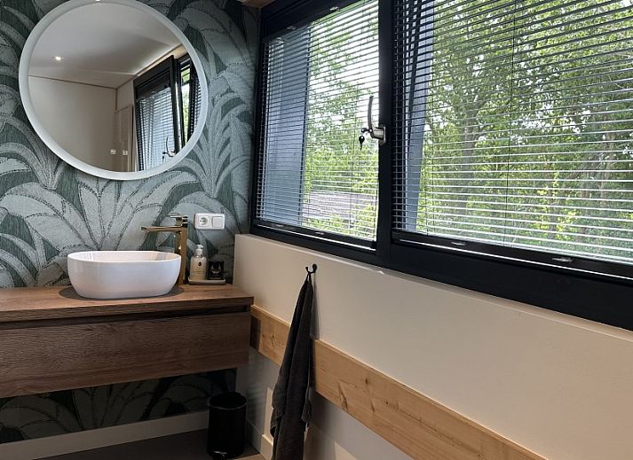 Stilvolles Esszimmer im Ferienhaus Schavuit, Midsland Noord, Terschelling mit viel natuerlichem Licht.