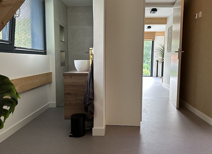 Stilvolles Esszimmer im Ferienhaus Schavuit, Midsland Noord, Terschelling mit viel natuerlichem Licht.