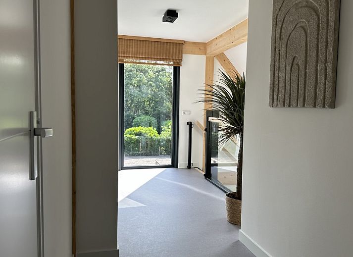 Stilvolles Esszimmer im Ferienhaus Schavuit, Midsland Noord, Terschelling mit viel natuerlichem Licht.