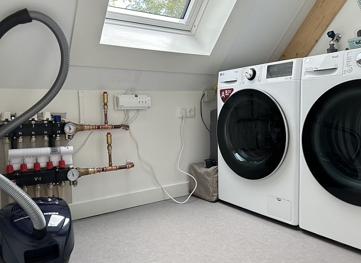 Stilvolles Esszimmer im Ferienhaus Schavuit, Midsland Noord, Terschelling mit viel natuerlichem Licht.