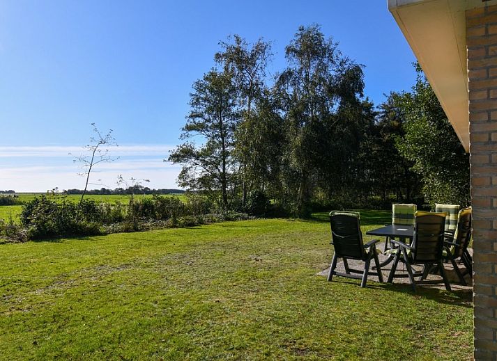 De Grutto, ein Ferienhaus auf Terschelling, bietet eine sonnige Terrasse und eine gruene Umgebung in Midsland Noord.