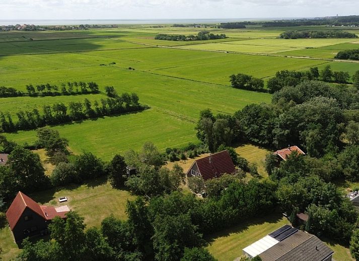 De Grutto, ein Ferienhaus auf Terschelling, bietet eine sonnige Terrasse und eine gruene Umgebung in Midsland Noord.