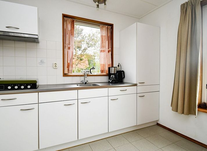 Ein malerischer Weg fuehrt zu De Grutto, einem Ferienhaus in Midsland Noord, Terschelling, umgeben von ueppiger Natur.