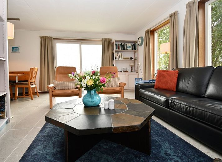 Ein malerischer Weg fuehrt zu De Grutto, einem Ferienhaus in Midsland Noord, Terschelling, umgeben von ueppiger Natur.