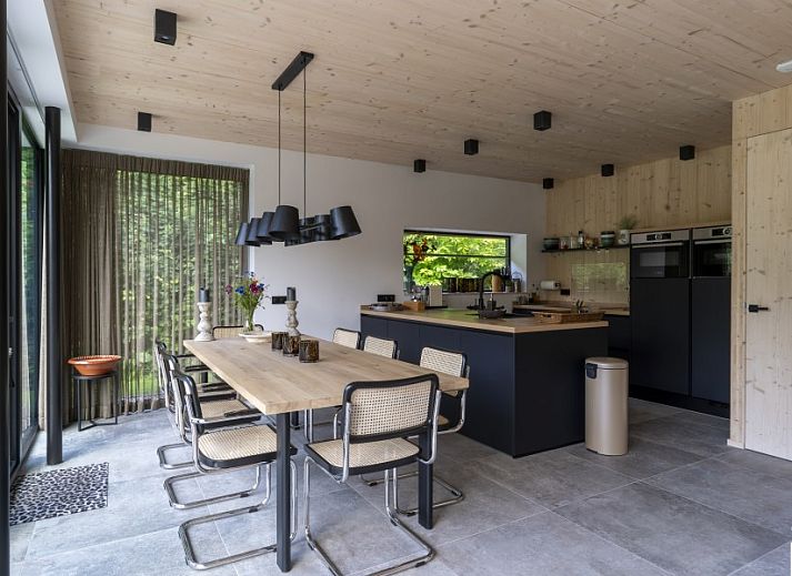 Noordhoek vakantiehuis in Midsland Noord, Terschelling met zonnig terras en groene omgeving op de Waddeneilanden.