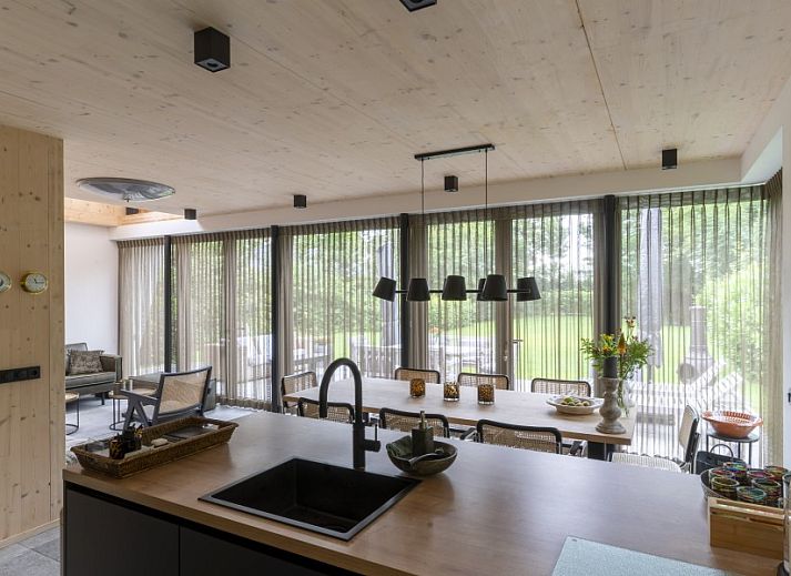 Noordhoek vakantiehuis in Midsland Noord, Terschelling met zonnig terras en groene omgeving op de Waddeneilanden.