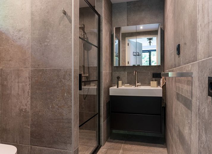 Vakantiehuis Noordhoek in Midsland Noord, Terschelling, met zonnig terras omringd door natuur op de Waddeneilanden.