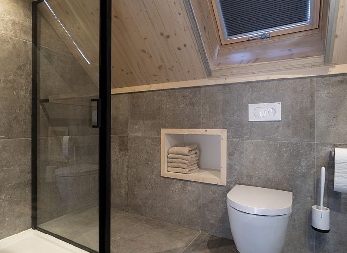 Geniet van het groene uitzicht vanaf het terras van vakantiewoning Noordhoek in Midsland Noord, Terschelling, Waddeneilanden.