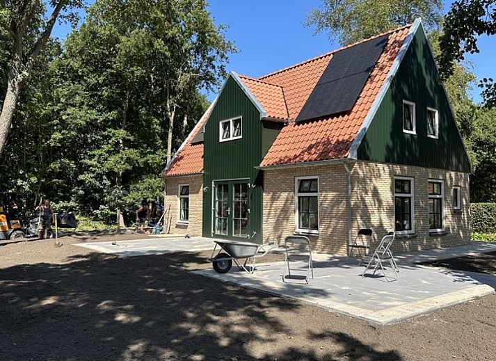 Ferienhaus Deugniet in Midsland Noord, Terschelling, umgeben von gruener Natur und ruhiger Umgebung.
