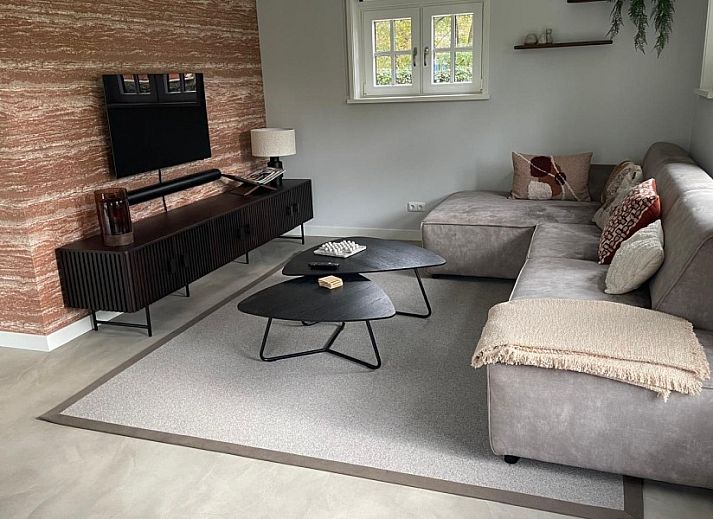 Ferienhaus Deugniet in Midsland Noord, Terschelling, umgeben von gruener Natur und ruhiger Umgebung.