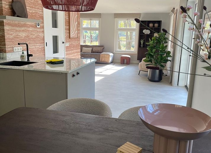 Ferienhaus Deugniet in Midsland Noord, Terschelling, umgeben von gruener Natur und ruhiger Umgebung.