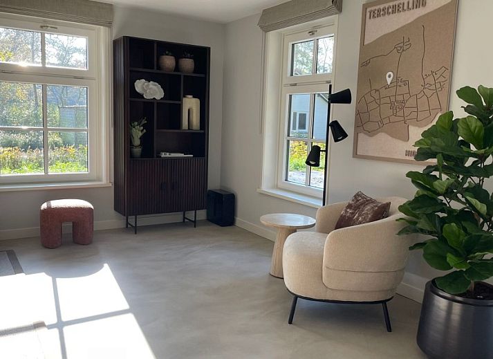 Ferienhaus Deugniet in Midsland Noord, Terschelling, umgeben von gruener Natur und ruhiger Umgebung.