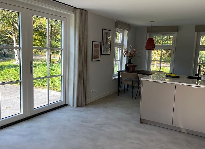 Die Terrasse des Ferienhauses Deugniet auf Terschelling bietet einen schoenen Platz zum Entspannen in der Sonne.