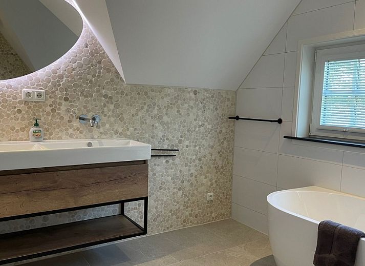 Die Terrasse des Ferienhauses Deugniet auf Terschelling bietet einen schoenen Platz zum Entspannen in der Sonne.