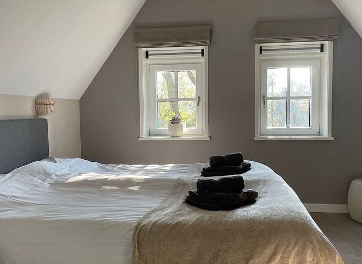 Gemuetliches Wohnzimmer des Ferienhauses Deugniet in Midsland Noord mit bequemer Sitzecke und moderner Einrichtung.