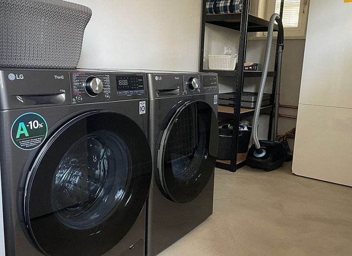 Gemuetliches Wohnzimmer des Ferienhauses Deugniet in Midsland Noord mit bequemer Sitzecke und moderner Einrichtung.