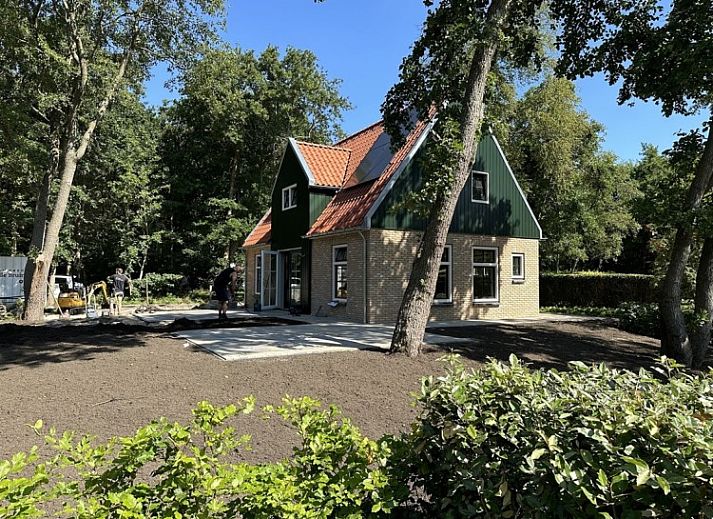 Gemuetliches Wohnzimmer des Ferienhauses Deugniet in Midsland Noord mit bequemer Sitzecke und moderner Einrichtung.