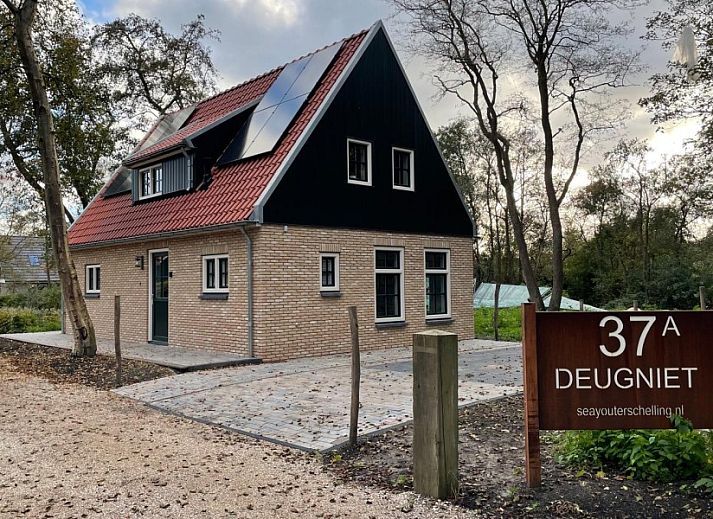 Gemuetliches Wohnzimmer des Ferienhauses Deugniet in Midsland Noord mit bequemer Sitzecke und moderner Einrichtung.