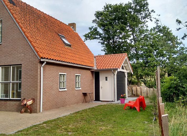 Geniet van het uitzicht op paarden vanuit de veranda van vakantiehuis WadsEb.com in Klein Hoorn, Terschelling.