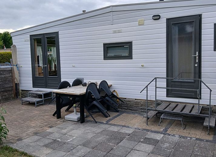 Gezellige slaapkamer in chalet De Albatros, West-Terschelling, met knus bed en houten interieur, ideaal voor een ontspannen verblijf op Terschelling.