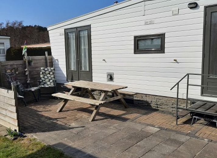 Gezellige slaapkamer in chalet De Albatros, West-Terschelling, met knus bed en houten interieur, ideaal voor een ontspannen verblijf op Terschelling.
