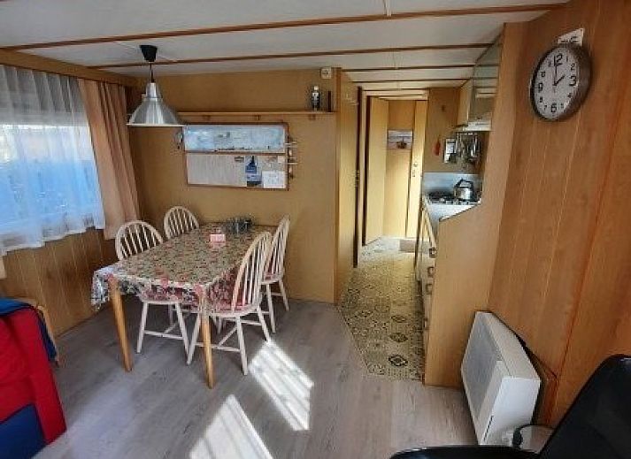 Gezellige slaapkamer met stapelbed in chalet De Albatros, West-Terschelling, ideaal voor een ontspannen vakantie op de Waddeneilanden.