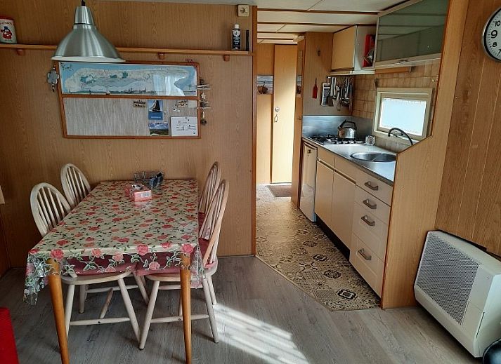 Gezellige slaapkamer met stapelbed in chalet De Albatros, West-Terschelling, ideaal voor een ontspannen vakantie op de Waddeneilanden.