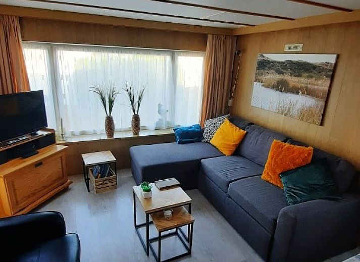 Gezellige slaapkamer met stapelbed in chalet De Albatros, West-Terschelling, ideaal voor een ontspannen vakantie op de Waddeneilanden.