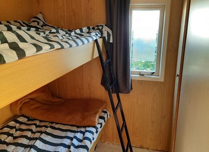 Gezellige slaapkamer met stapelbed in chalet De Albatros, West-Terschelling, ideaal voor een ontspannen vakantie op de Waddeneilanden.