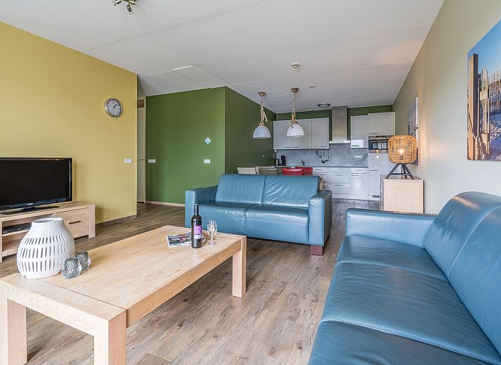 Ruime woonkamer in West Terschelling 6-persoons appartement 6CA met moderne meubels, Terschelling, Waddeneilanden.
