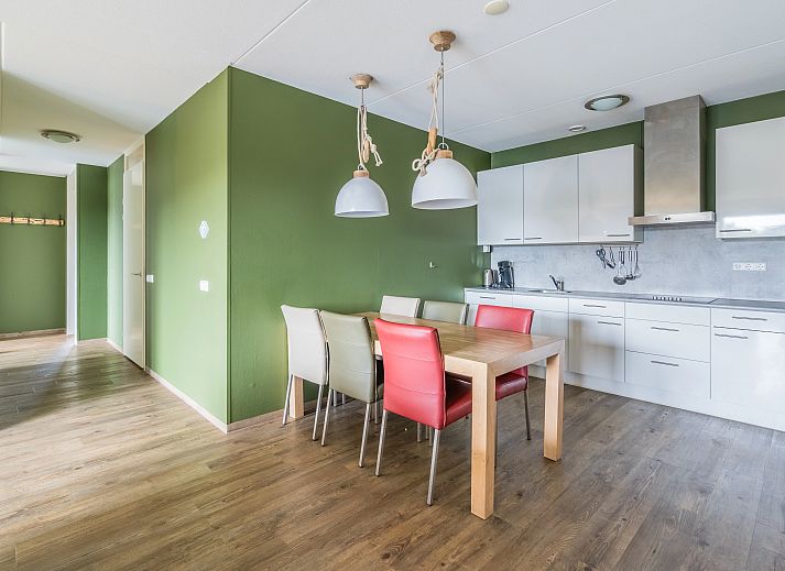 Eetruimte en keuken in West Terschelling 6-persoons appartement 6CA, ideaal voor familiediners, Terschelling, Waddeneilanden.