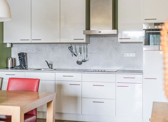 Eetruimte en keuken in West Terschelling 6-persoons appartement 6CA, ideaal voor familiediners, Terschelling, Waddeneilanden.