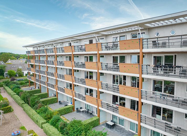 Gezellige woonkamer in West Terschelling 4-persoons appartement 4CA, met veel licht en een prachtig uitzicht op de omgeving.