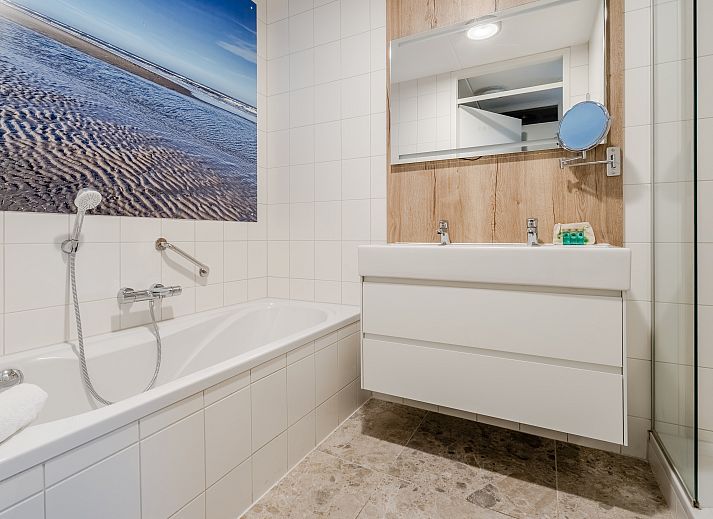 Gezellige woonkamer in West Terschelling 4-persoons appartement 4CA, met veel licht en een prachtig uitzicht op de omgeving.