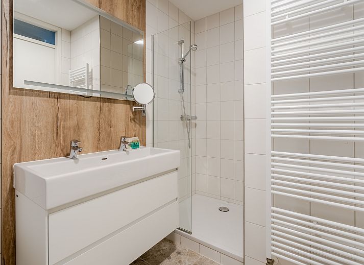 Gezellige woonkamer in West Terschelling 4-persoons appartement 4CA, met veel licht en een prachtig uitzicht op de omgeving.