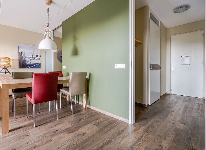 Ruime zithoek in West Terschelling 4-persoons appartement 4CA, ideaal voor ontspanning na een dag op de Waddeneilanden.