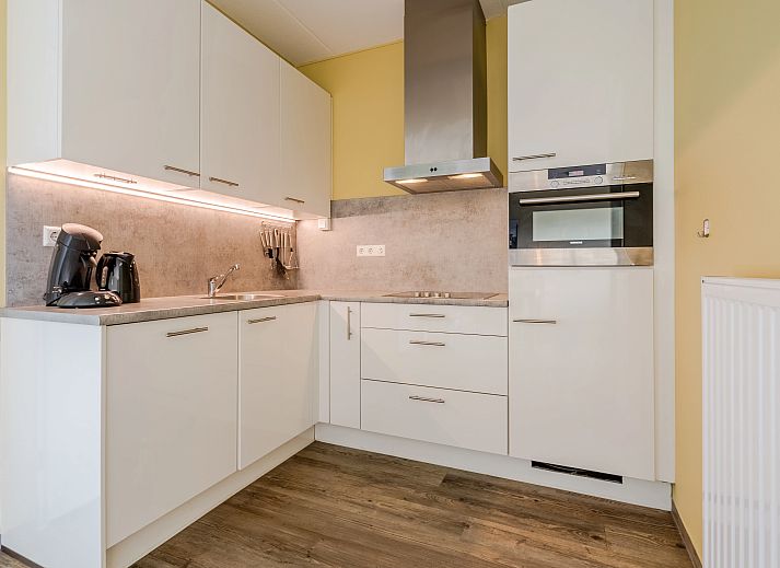 Ruime zithoek in West Terschelling 4-persoons appartement 4CA, ideaal voor ontspanning na een dag op de Waddeneilanden.