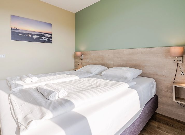 Ruime zithoek in West Terschelling 4-persoons appartement 4CA, ideaal voor ontspanning na een dag op de Waddeneilanden.