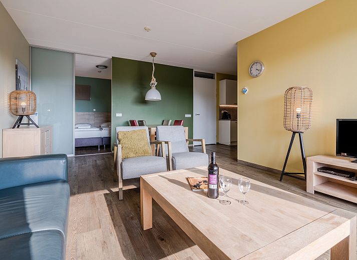 Eetgedeelte van West Terschelling 4-persoons appartement 4CA, met comfortabele stoelen voor gezellige maaltijden.