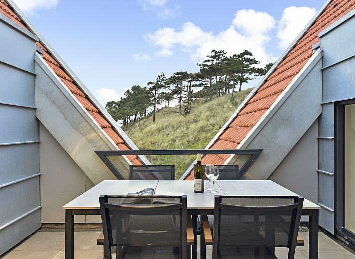 Geniet van het terras van 4-persoons penthouse 4CP in West-Terschelling, met uitzicht op de natuur van de Waddeneilanden.