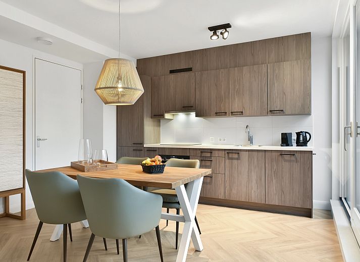 Geniet van het terras van 4-persoons penthouse 4CP in West-Terschelling, met uitzicht op de natuur van de Waddeneilanden.