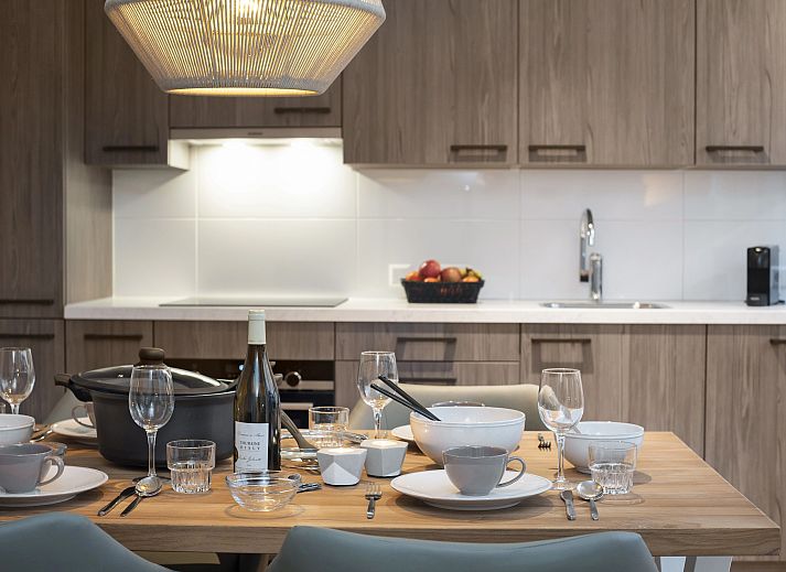 Lichte woonkamer van 4-persoons penthouse 4CP in West-Terschelling, met comfortabele zithoek en uitzicht op de duinen.